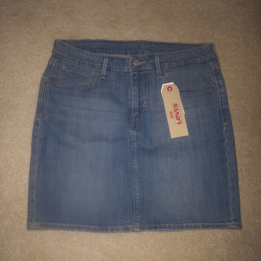 New Levi’s denim skirt 30